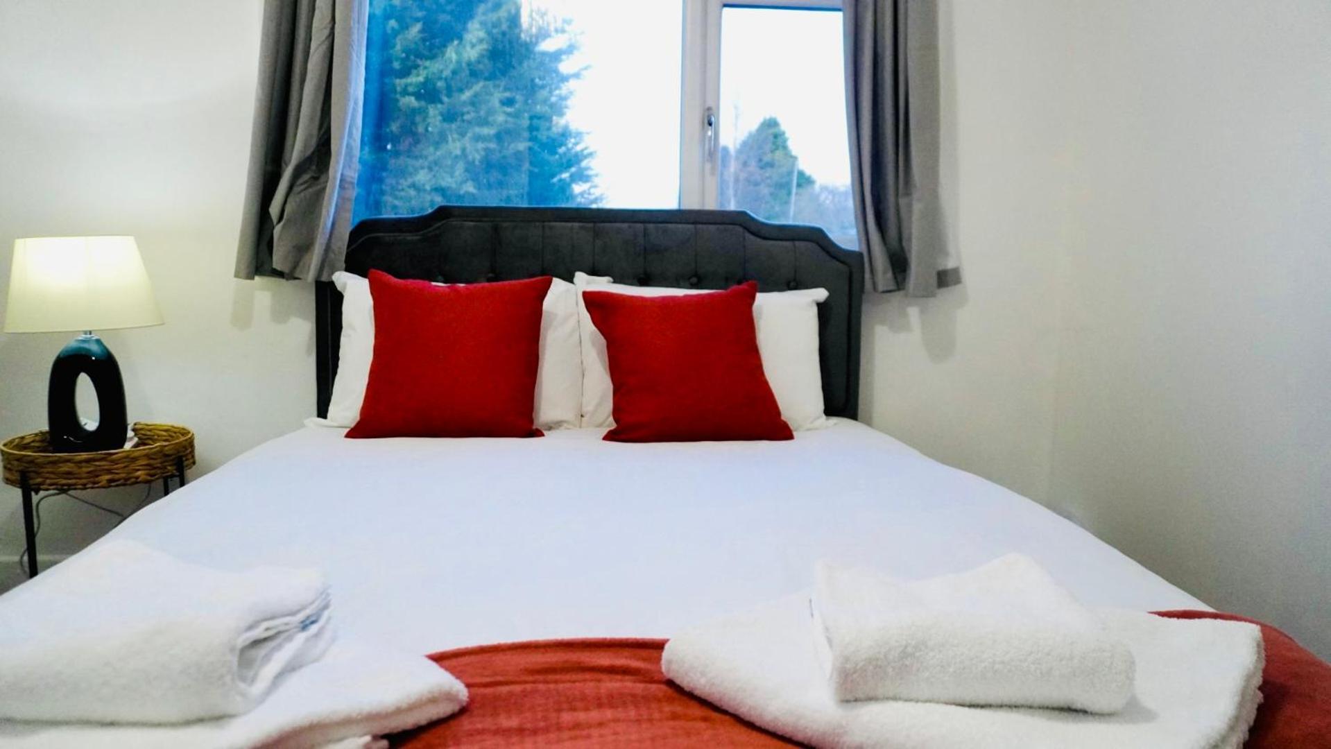 Spacious & Comfy Home In West Midlands - Sleeps 8, Free Parking, Wifi, Netflix, Prime Location, Ideal For Contractors, Business, Groups, Travellers, Families And Relocators Coventry Buitenkant foto